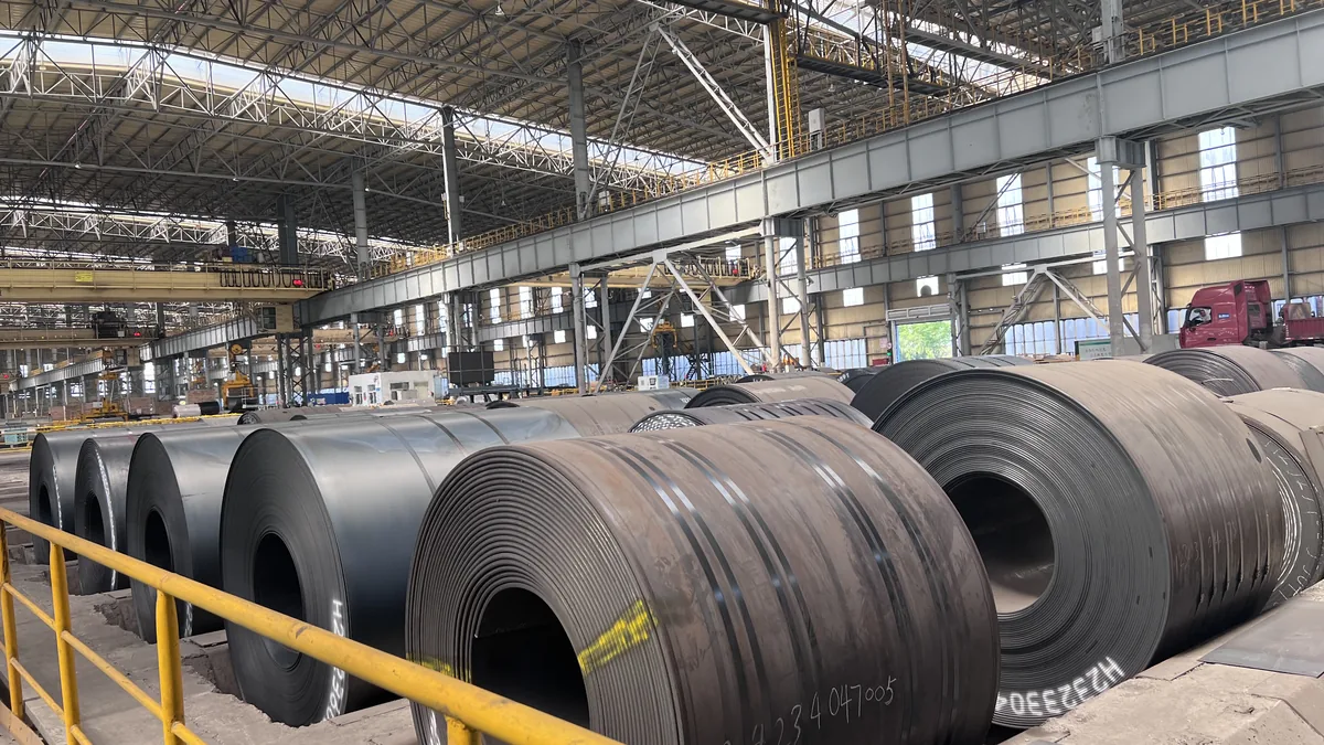 Embalaje marítimo de bobinas galvanizadas con protectores de canto y flejes de acero antes de la carga del contenedor