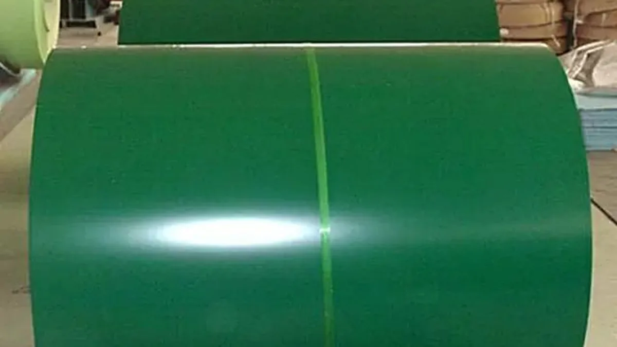 Comprador inspecionando o acabamento e a borda de uma bobina pré-pintada