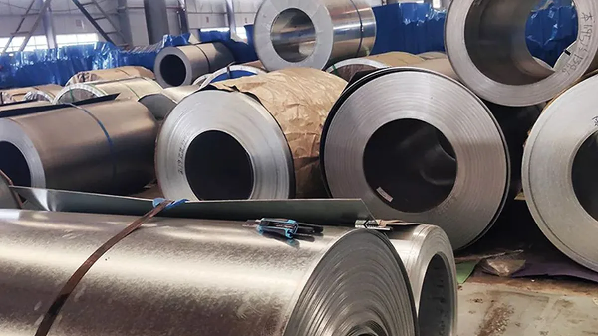 Estoque de bobinas aguardando embalagem protegida e carregamento para exportação