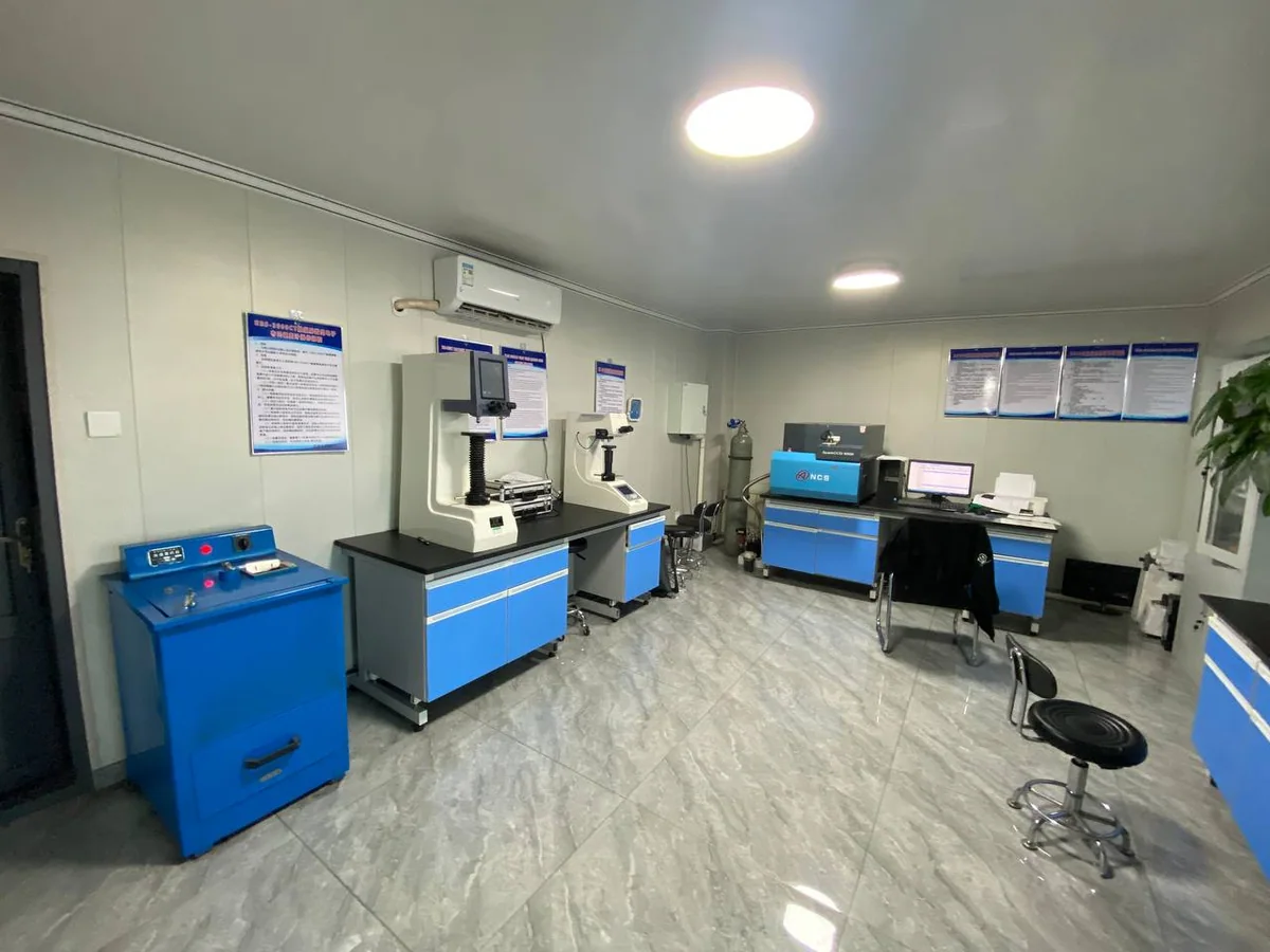 Quality laboratory with mechanical testing equipment and inspection benches